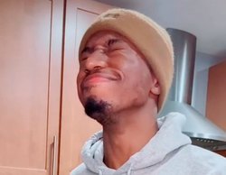 Un chico se pone un simulador de dolor de regla y acaba retorciéndose en el suelo