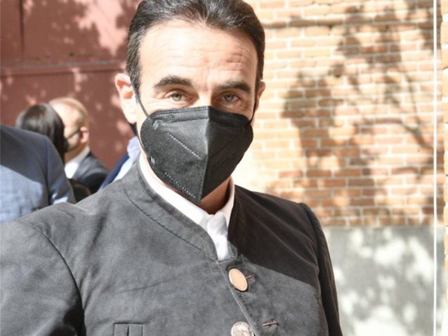 Críticas a Enrique Ponce tras torear con una chaqueta con botones de la cara de Franco
