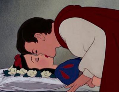 Critican una atracción de Disneyland por incluir el beso no consentido de Blancanieves