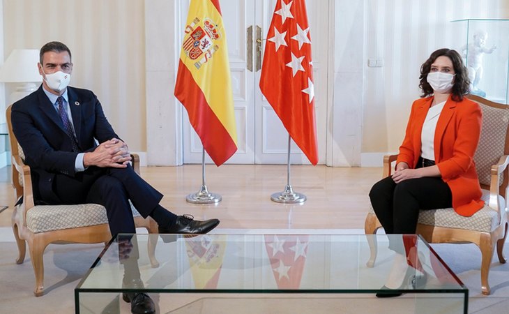 Pedro Sánchez e Isabel Díaz Ayuso, reunidos en la Puerta del Sol para analizar la estrategia de la pandemia en septiembre de 2020