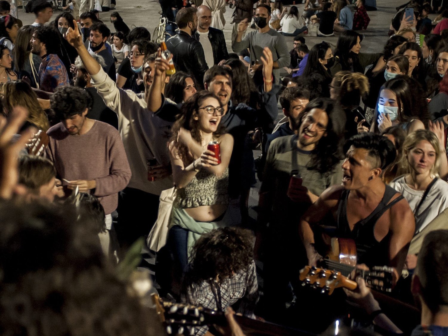 Indignación en redes: la noche del fin del estado de alarma, como si no existiera el virus