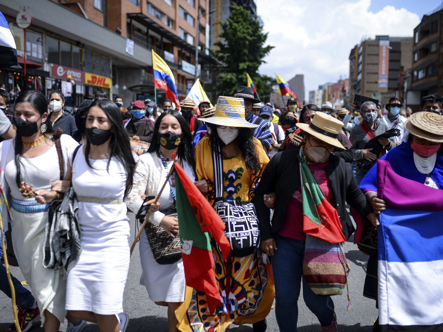 Caos en Colombia: civiles disparan contra la resistencia indígena con ayuda de la policía