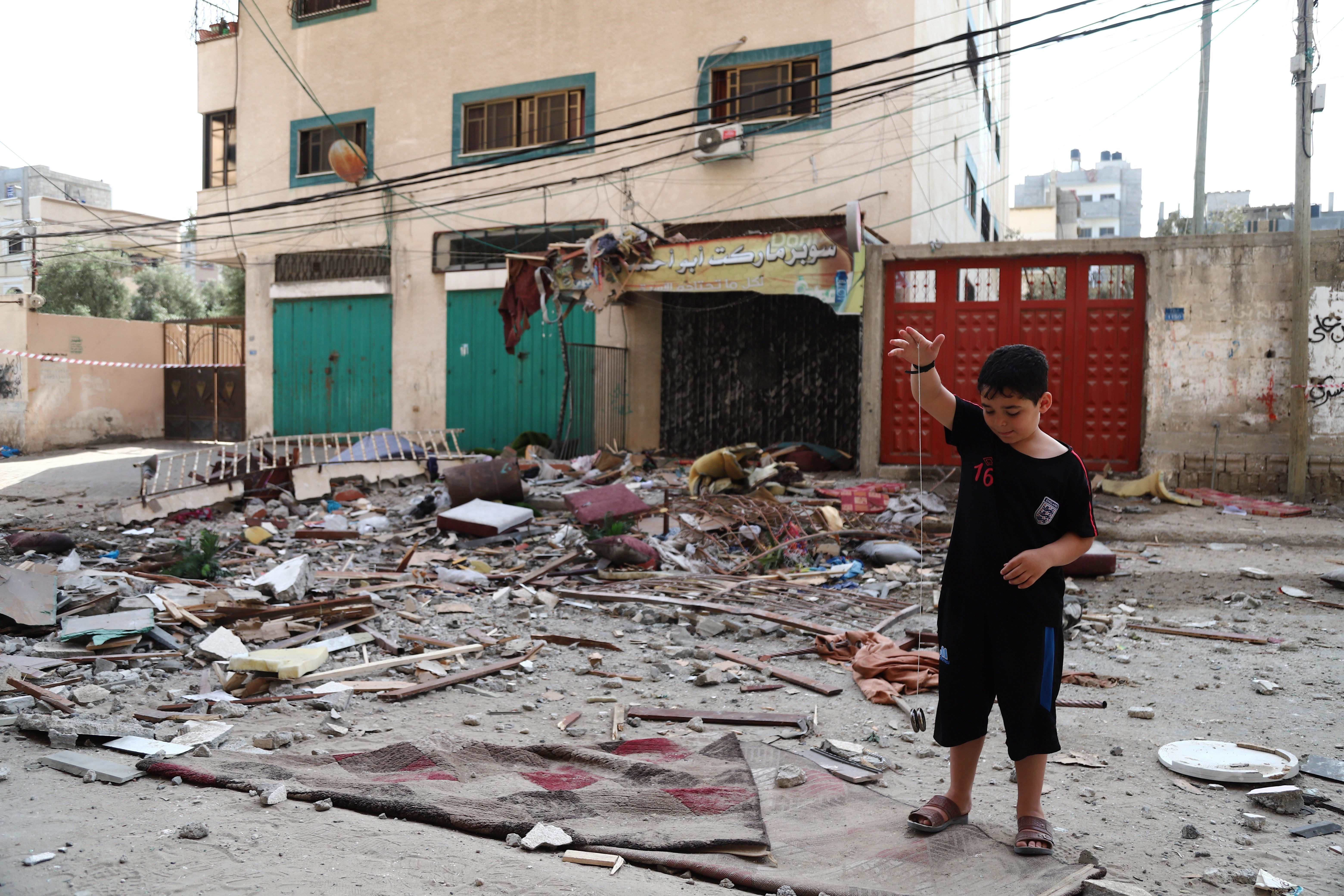 Un niño, tras los bombardeos