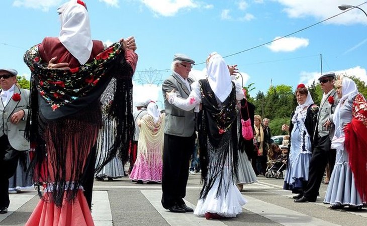 Chulapos bailando chotis, baile típico madrileño