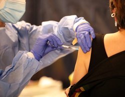 Combinar dos vacunas diferentes aumenta los casos de reacciones adversas