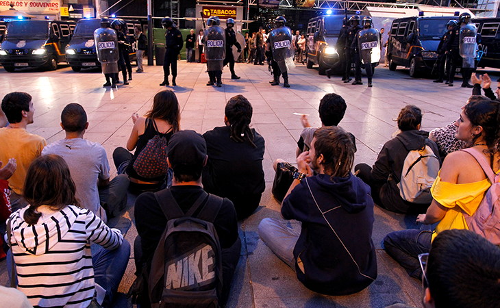 Manifestantes frente a la policía