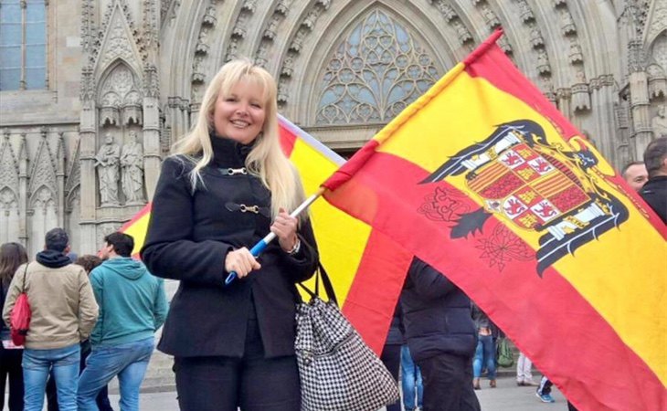 Carlota Sales, ondeando una bandera franquista