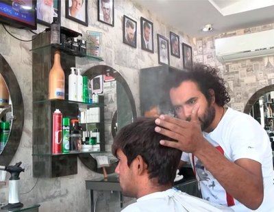 Así es Ali Abbas, el peluquero que corta el pelo con sopletes, cuchillos y vidrio roto