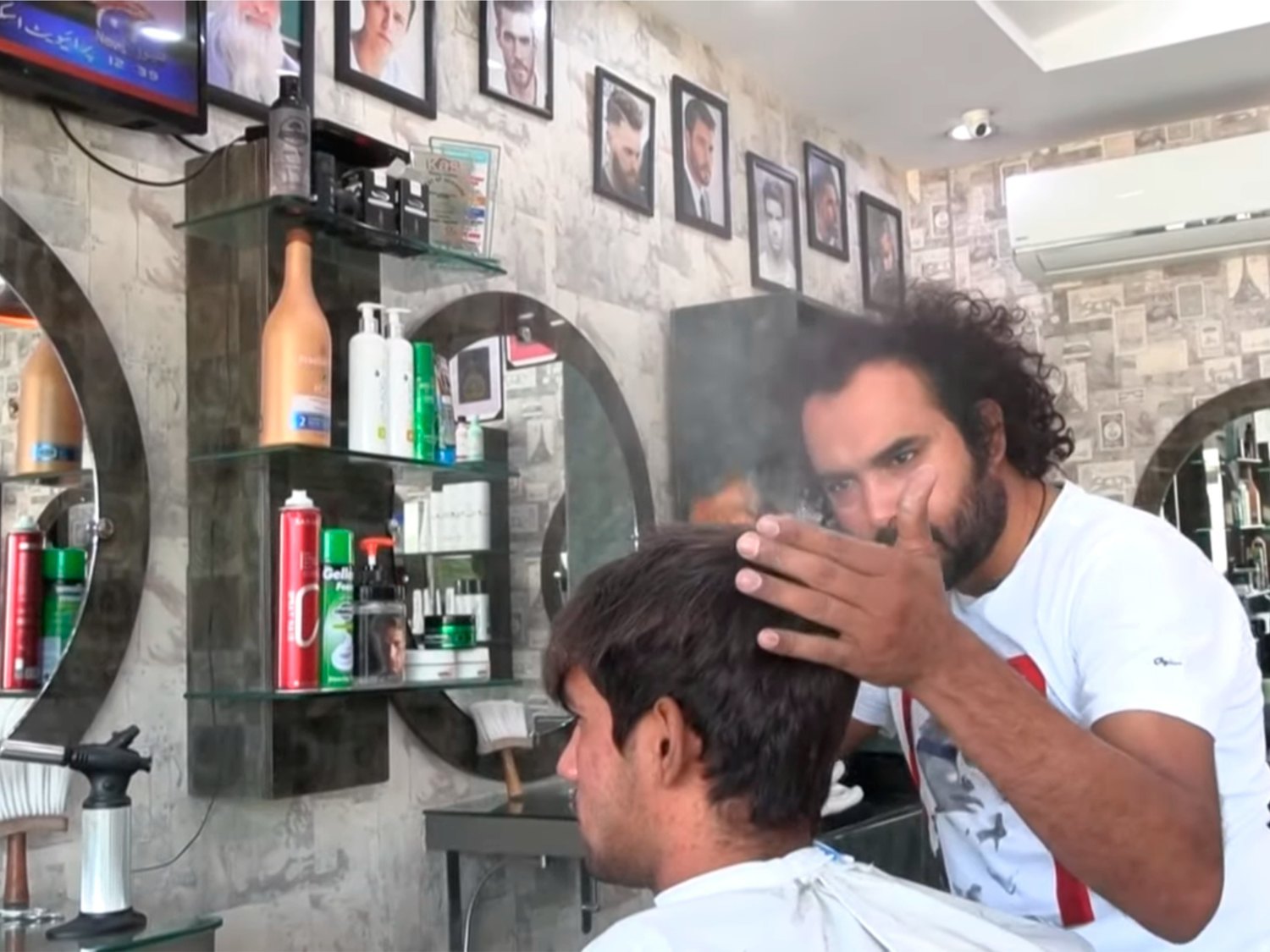 Así es Ali Abbas, el peluquero que corta el pelo con sopletes, cuchillos y vidrio roto