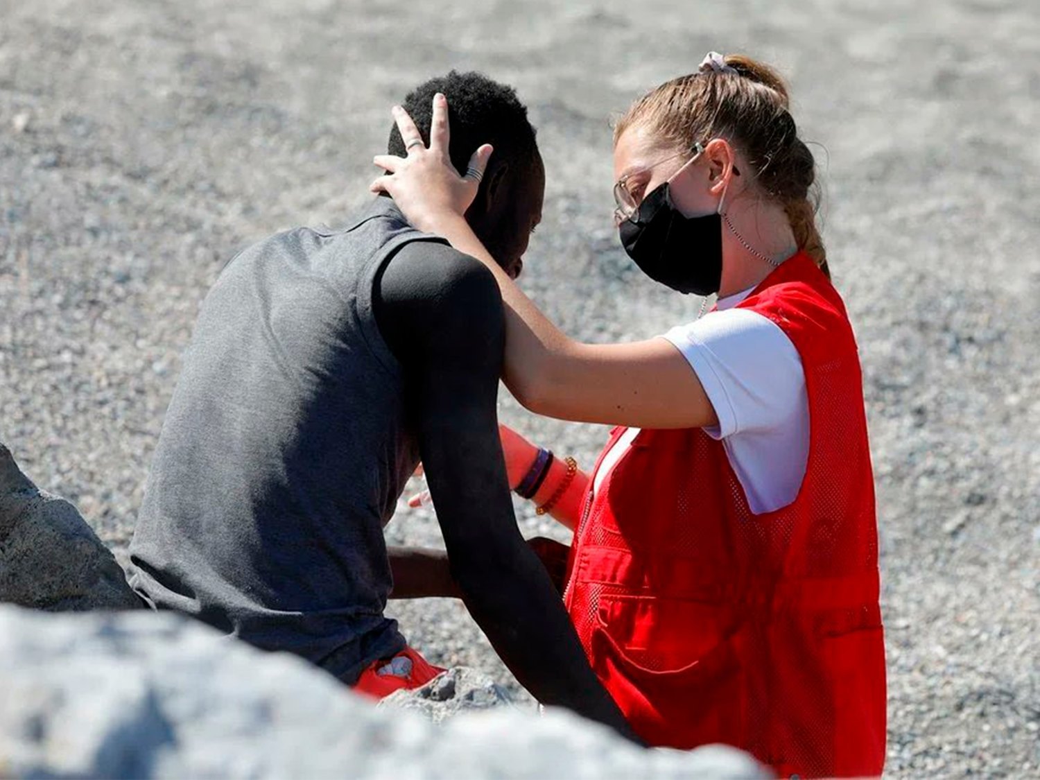 La historia de Luna, la joven de Cruz Roja que protagoniza el abrazo de consuelo a uno de los migrantes de Ceuta