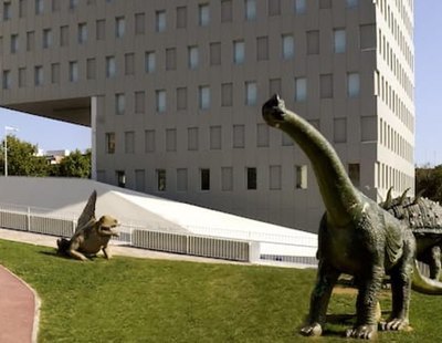 Encuentran a un hombre sin vida dentro de un dinosaurio en Barcelona