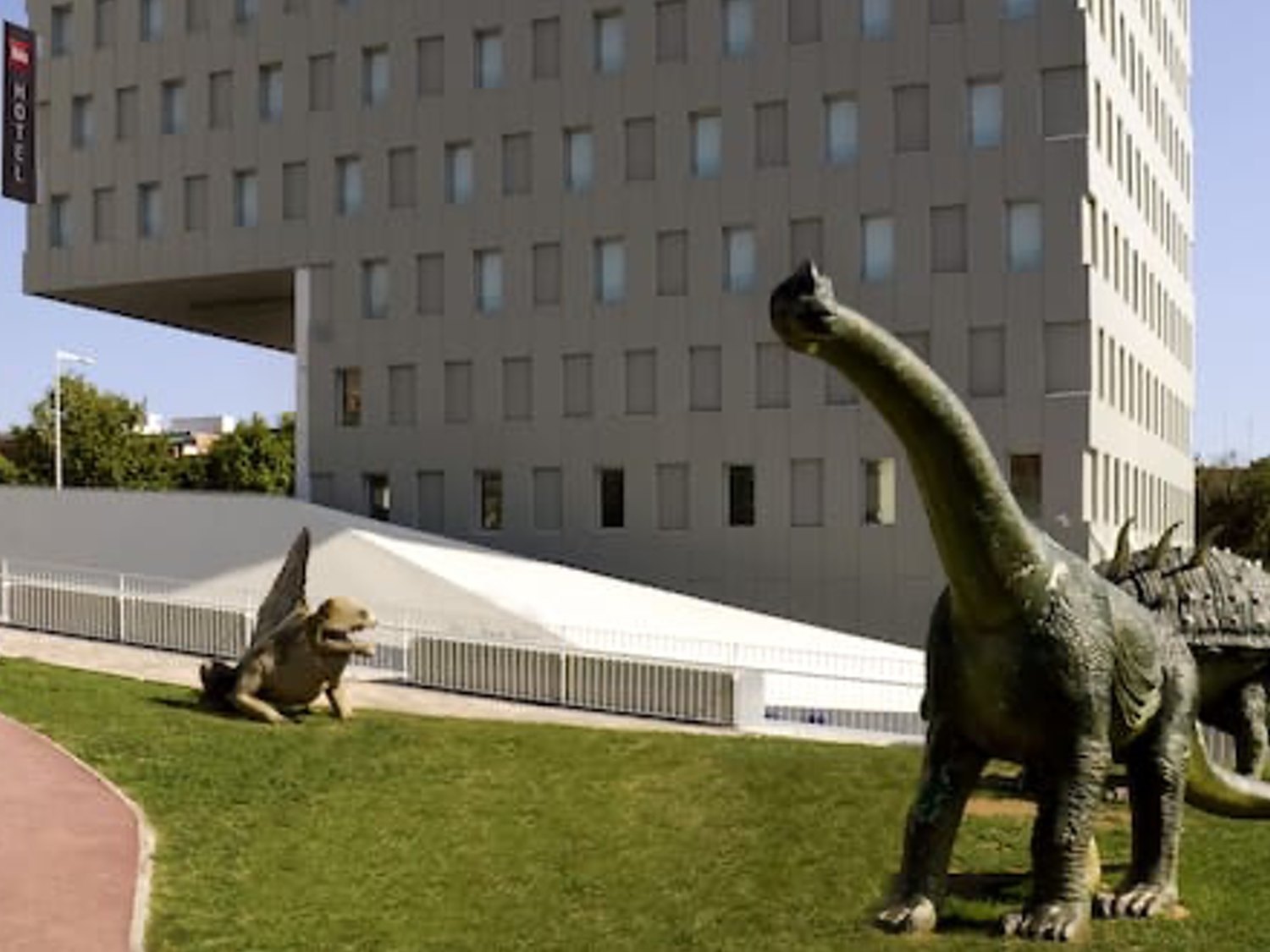 Encuentran a un hombre sin vida dentro de un dinosaurio en Barcelona
