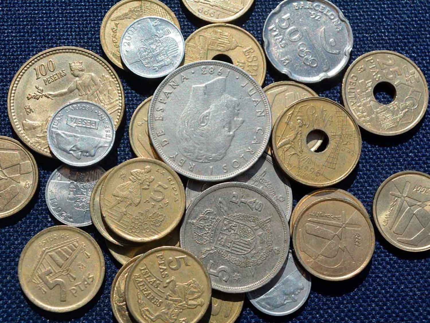 ¿Recuerdas las pesetas? El razón del agujero de la moneda de 25 y otras curiosidades