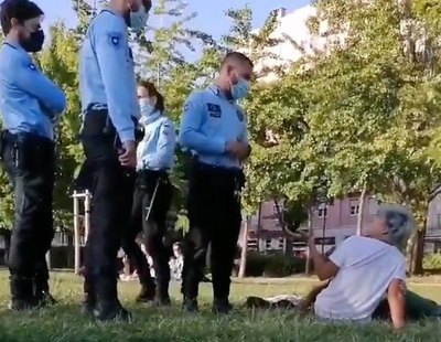 Graban a varios policías acosando a una pareja lesbiana por besarse en un parque público de Lisboa