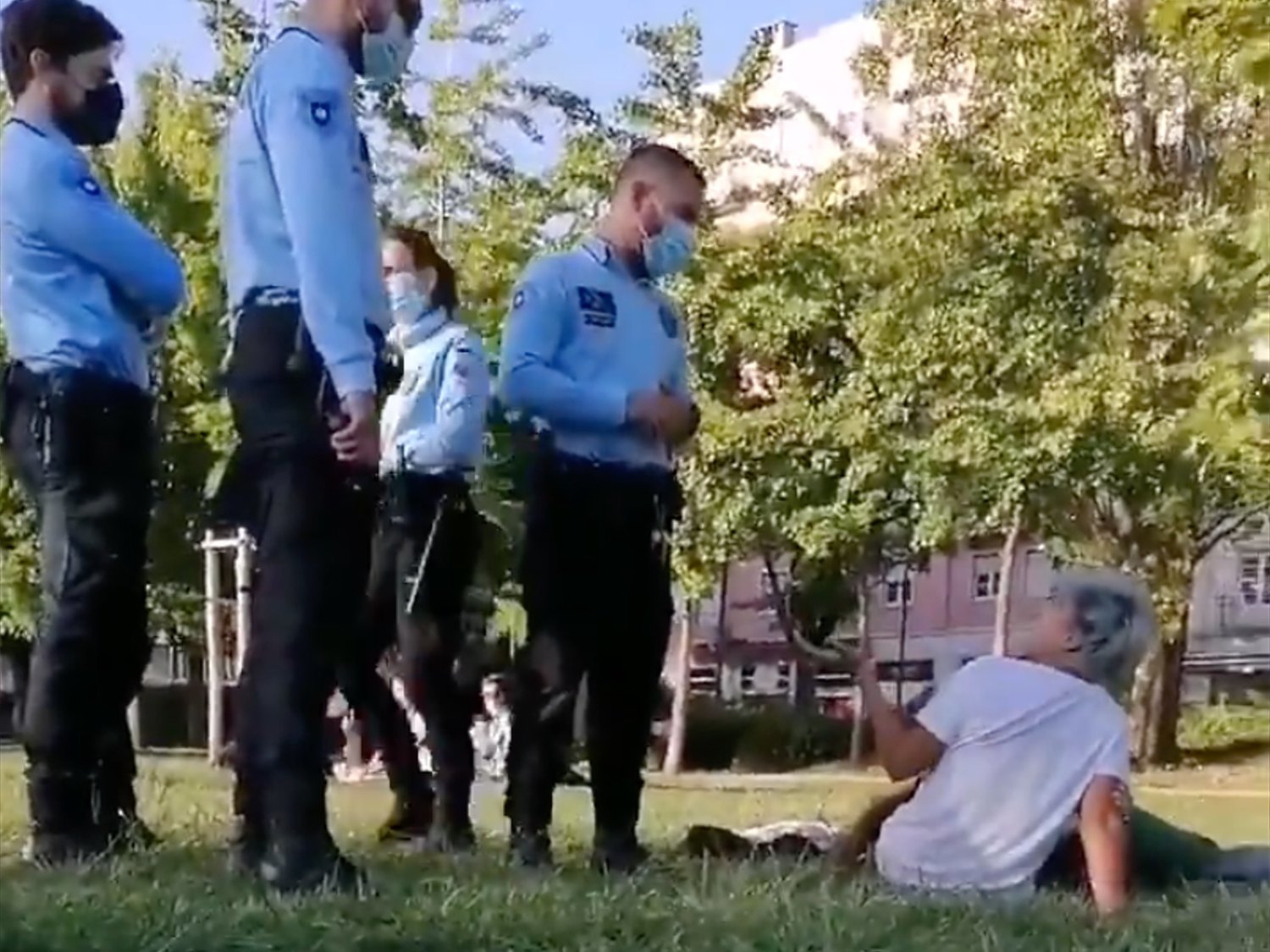 Graban a varios policías acosando a una pareja lesbiana por besarse en un parque público de Lisboa