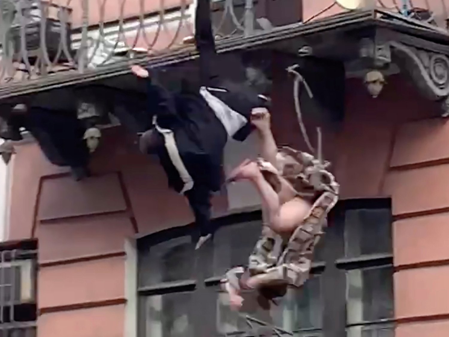 El vídeo del trágico momento en el que una pareja cae desde un balcón en plena pelea