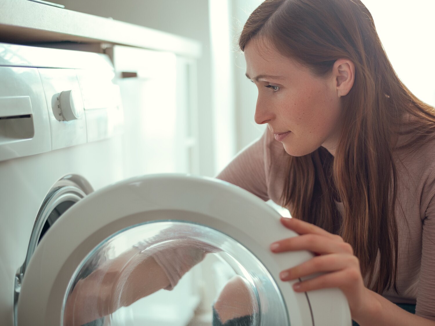 Poner la lavadora por la noche para 'ahorrar' puede salir muy caro: multas de hasta 6.000 euros