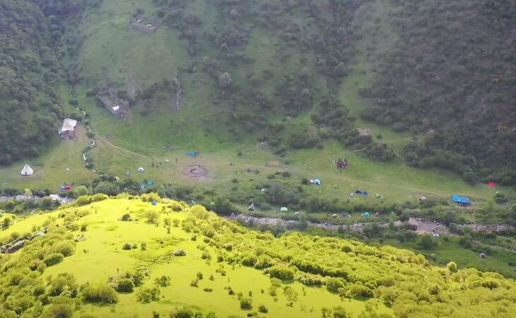 El campamento está situado en plena sierra