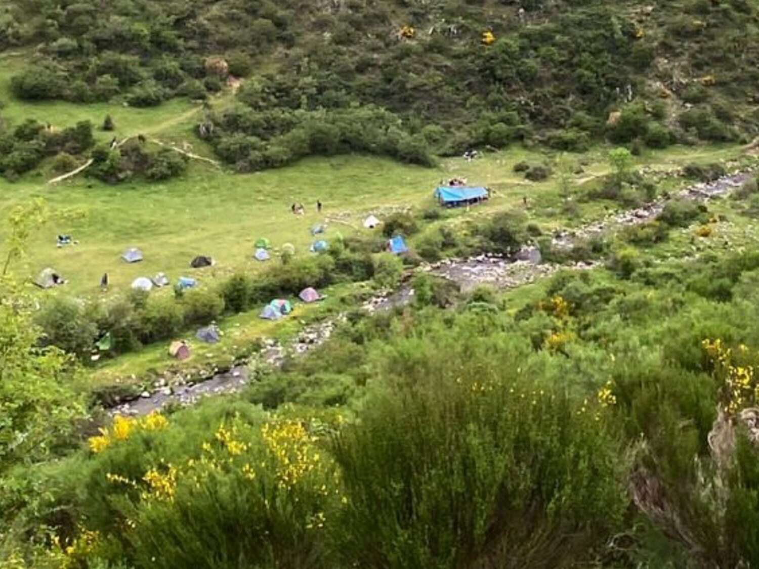 Familia Arcoíris: La comuna hippie que pasea desnuda y practica sexo 24 horas en este monte de La Rioja