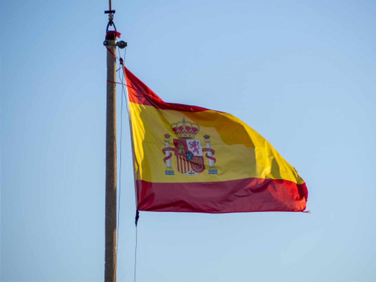 Denuncian la inflación de contratos para la instalación de banderas de España en Madrid