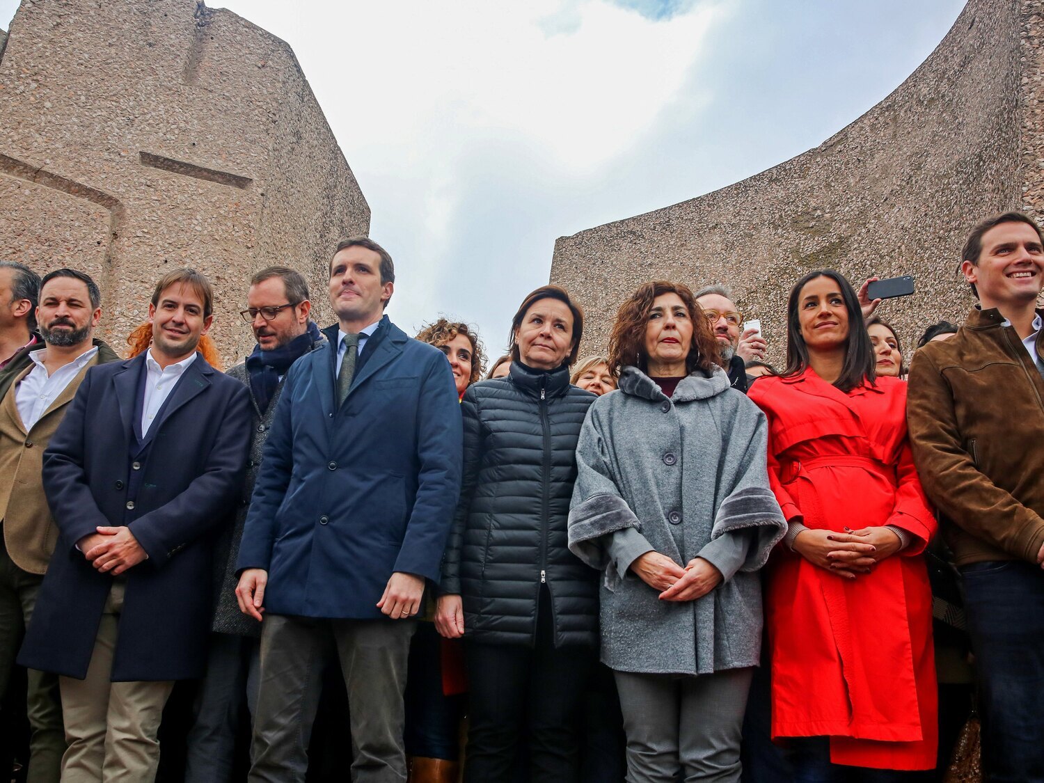 Los asistentes a la manifestación de Colón: PP, VOX y Cs, junto a grupos ultracatólicos, homófobos y franquistas