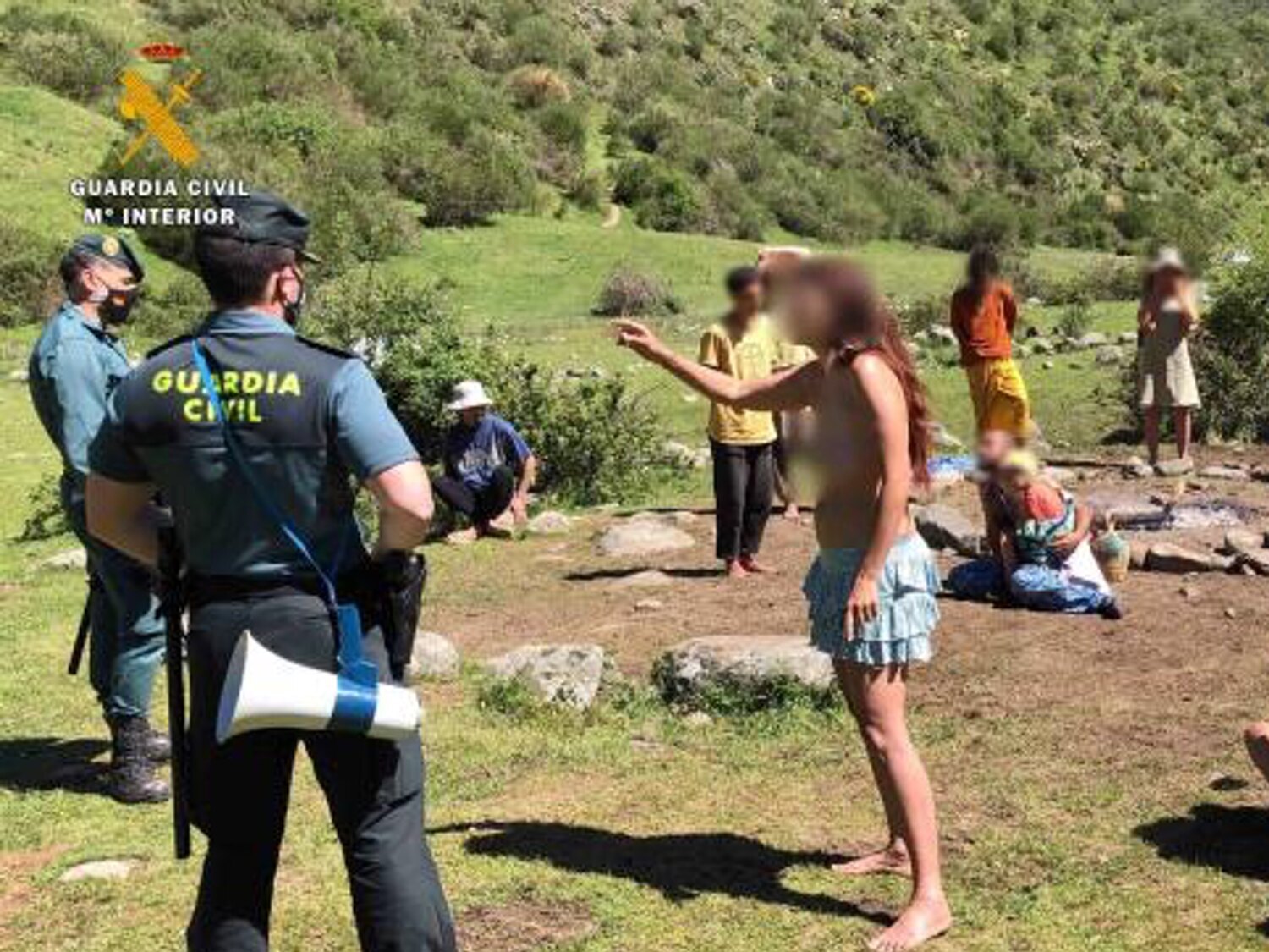 El encuentro entre la Guardia Civil y los hippies de Familia Arcoíris: así intentaron abrazar a los agentes