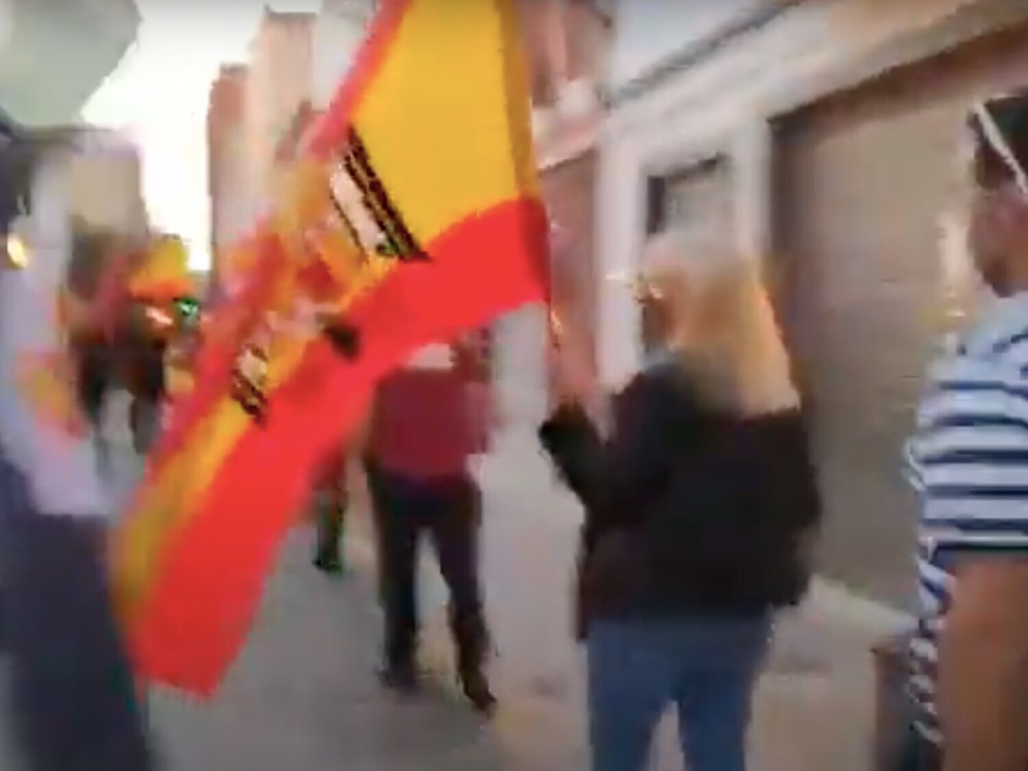 La Generalitat Valenciana multa con 8.000 euros a dos ultras por exhibir una bandera franquista