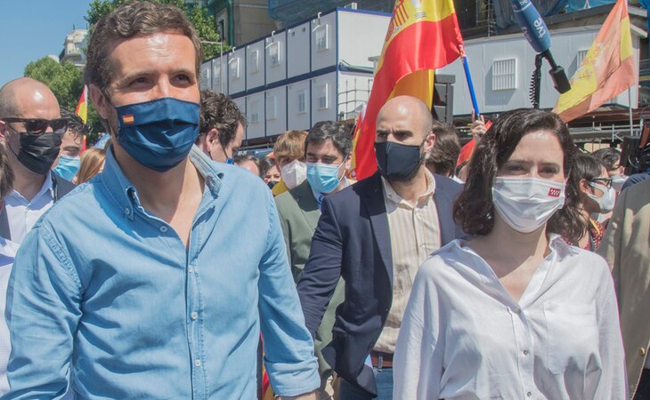 Pablo Casado e Isabel Díaz Ayuso en la manifestación de Colón