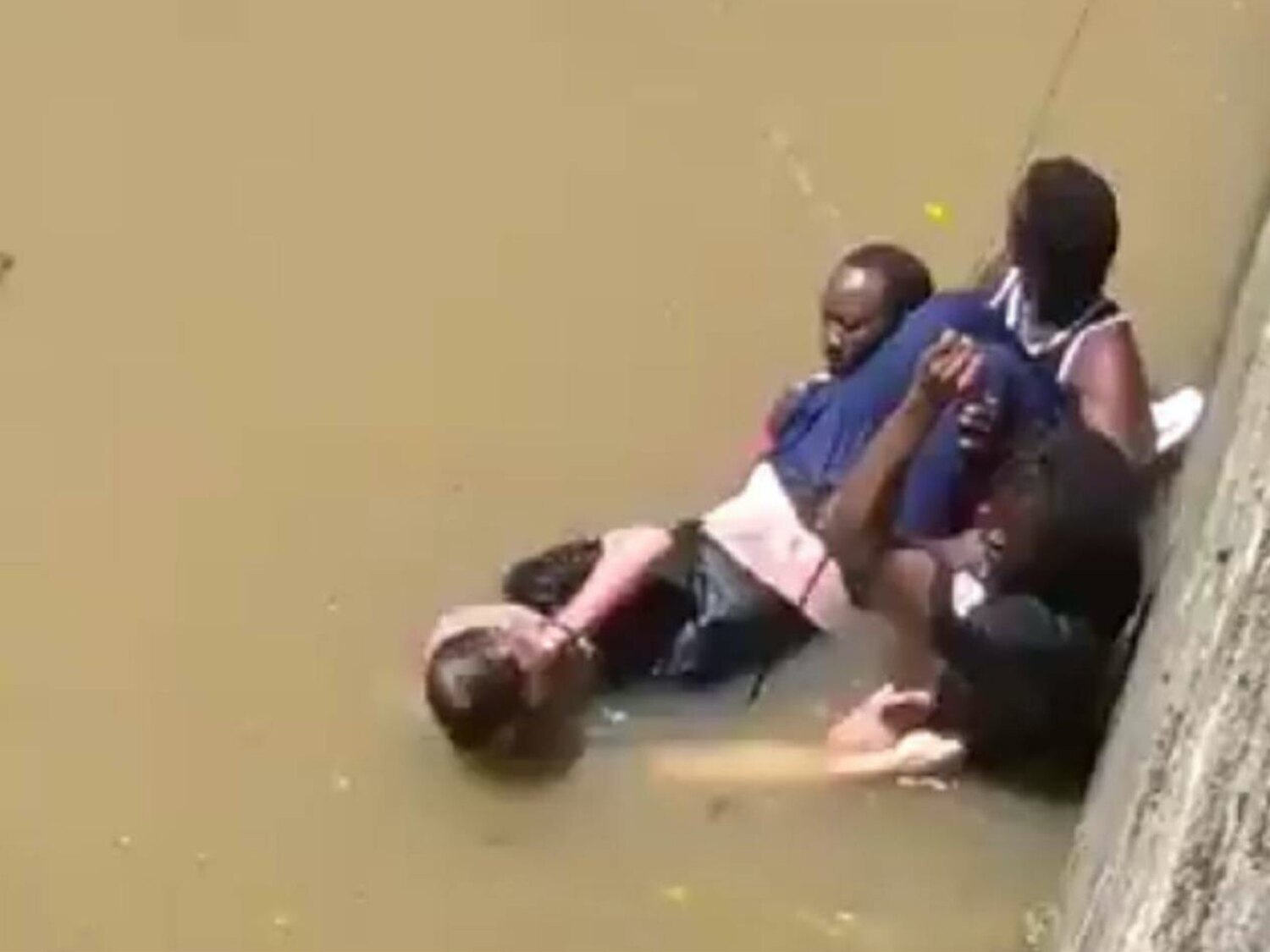 Un hombre de 72 años cae inconsciente a la ría de Bilbao y tres migrantes senegaleses se lanzan para rescatarlo