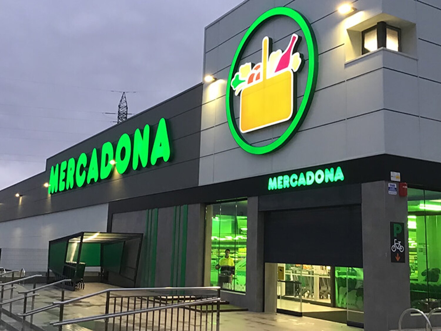 Mercadona cambia el horario de sus supermercados y abrirá en domingo: así cambiará durante el verano