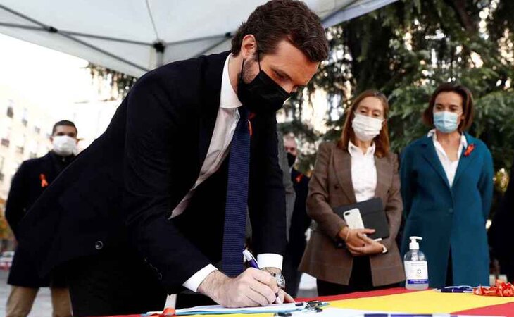 Pablo Casado en una de las recogidas de firmas del PP