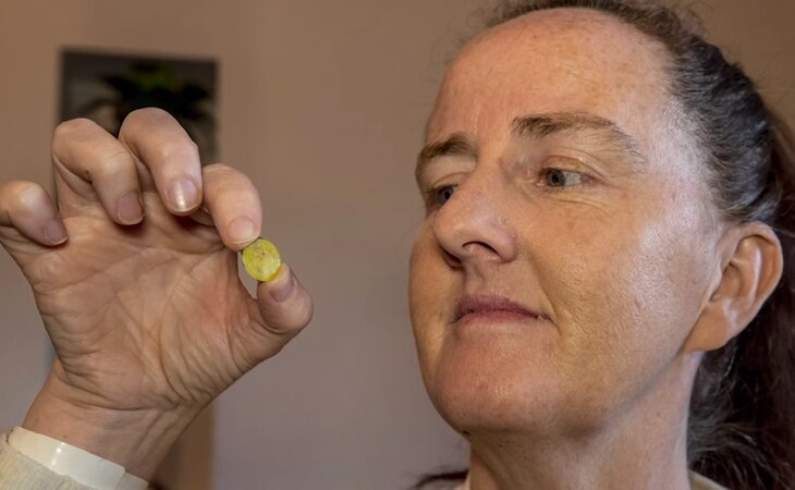 Mary McCarthy se ha quedado la ficha de parchís que ha llevado en la nariz 37 años