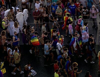 Una sentada de activistas trans impide al PSOE avanzar en la marcha del Orgullo LGTBI