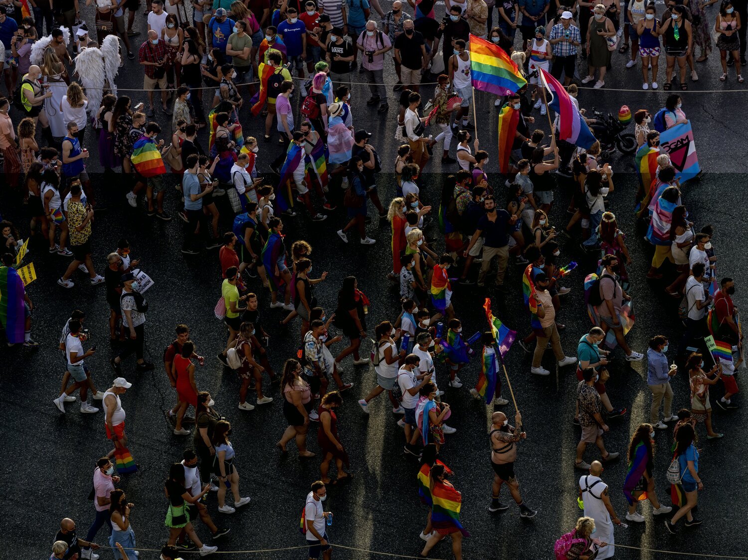 Una sentada de activistas trans impide al PSOE avanzar en la marcha del Orgullo LGTBI
