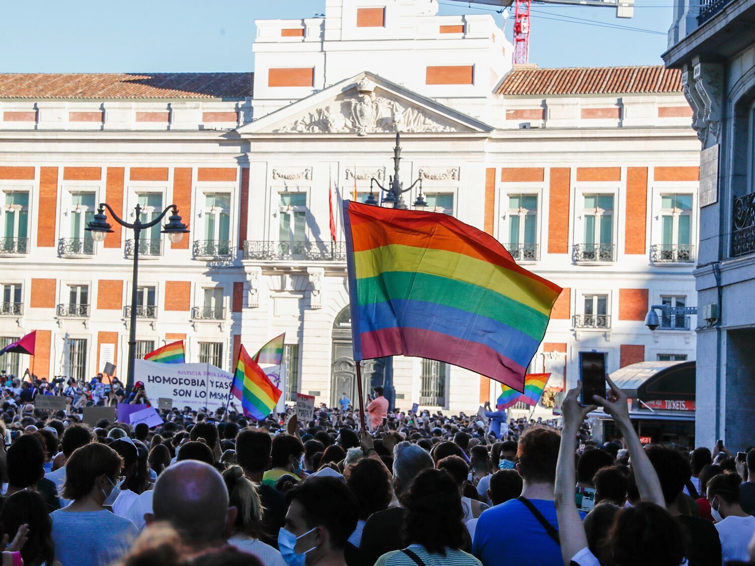 Manifestaciones multitudinarias por el asesinato homófobo de Samuel: en Madrid, cargas policiales desproporcionadas