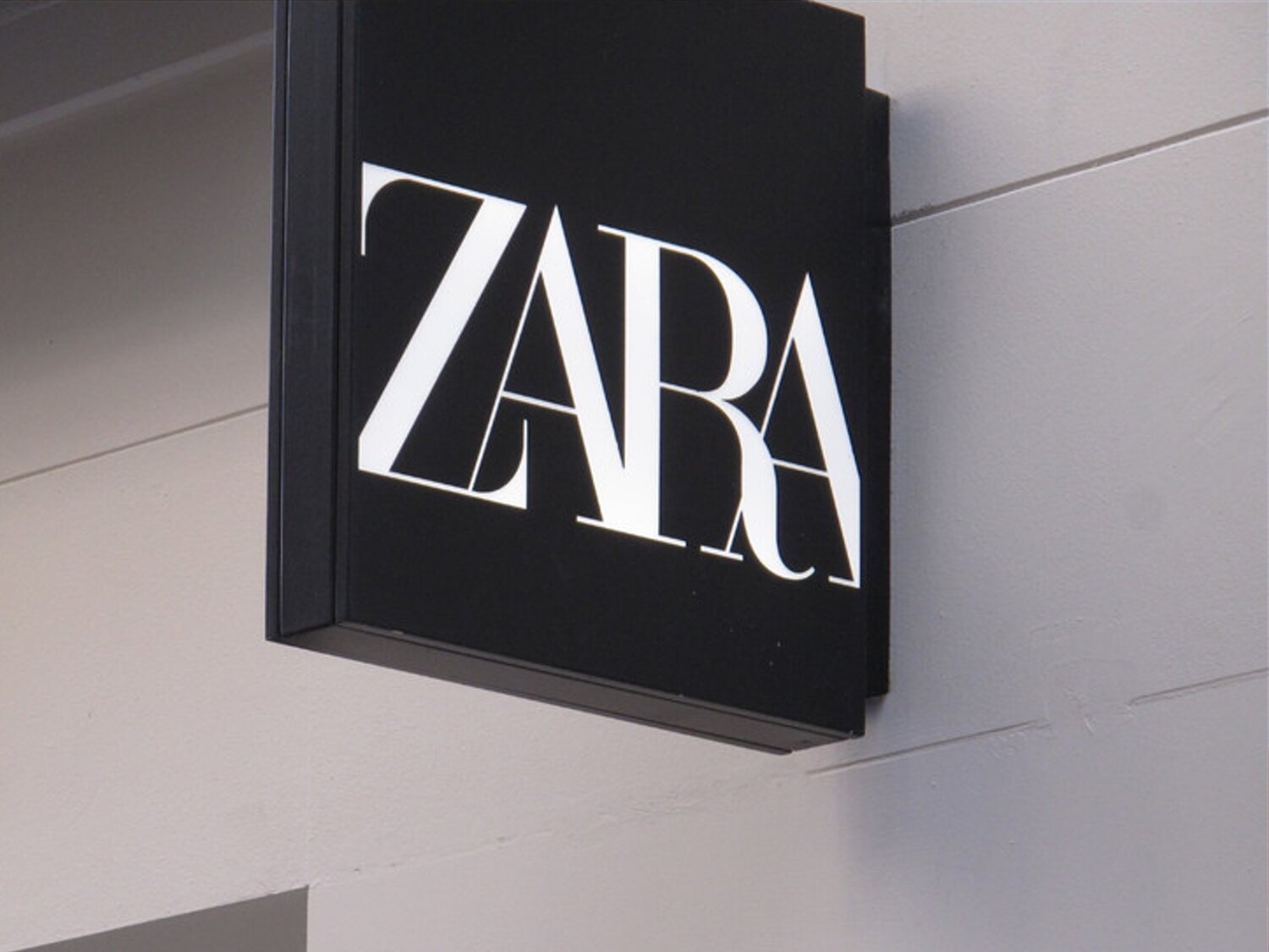 Ola de cierres de Inditex: la dueña de Zara cierra todas sus tiendas en uno de los centros con mayor poder adquisitivo de España