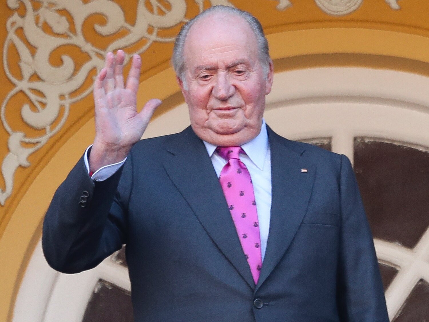 El rey Juan Carlos I habría fraguado su fortuna con la venta de armas a países árabes