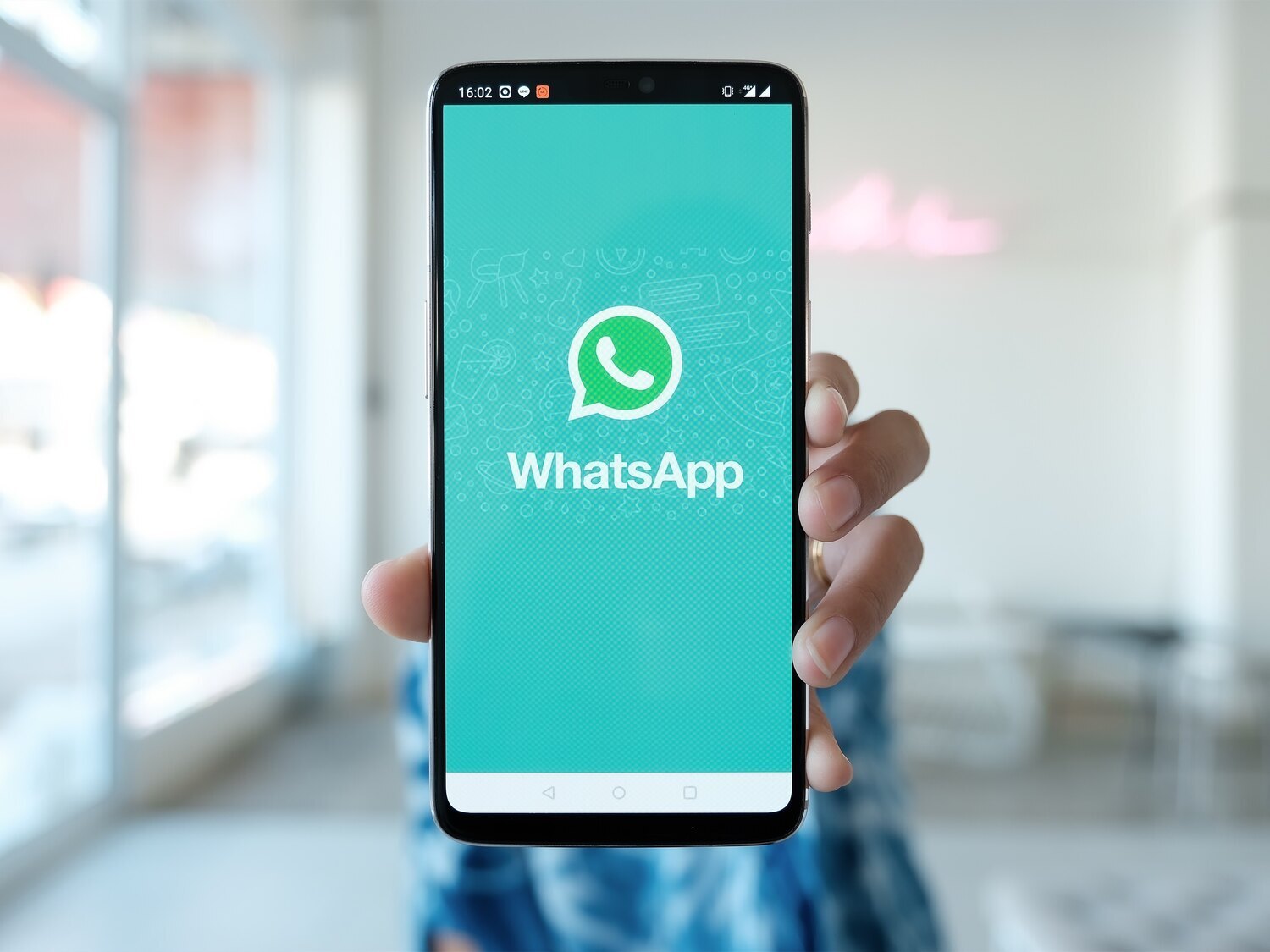 El desconocido truco para enviar mensajes invisibles en WhatsApp