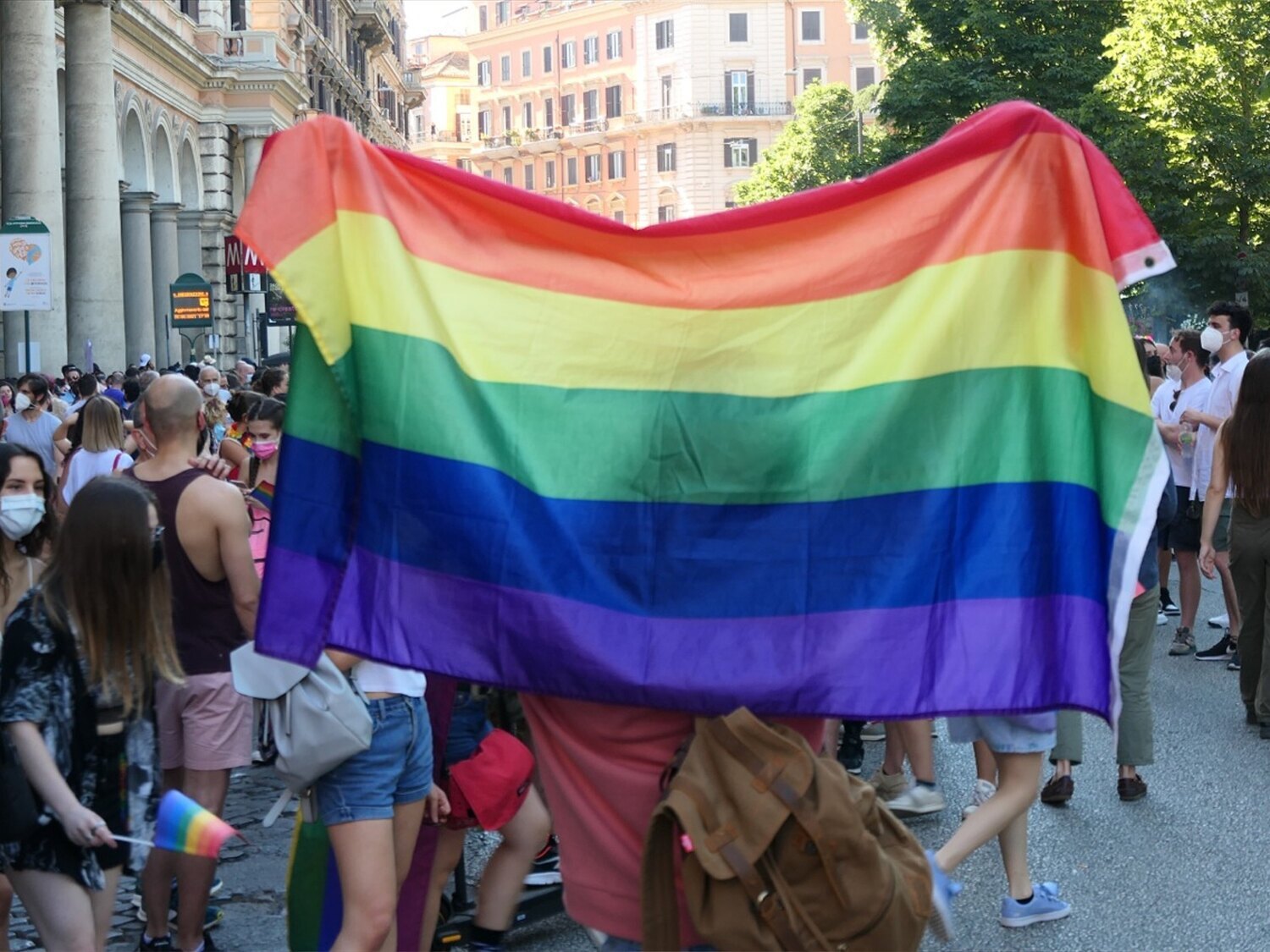 Denuncian un brutal ataque homófobo: atacan a un hombre con un martillo en el Gayxample (Barcelona), que permanece ingresado