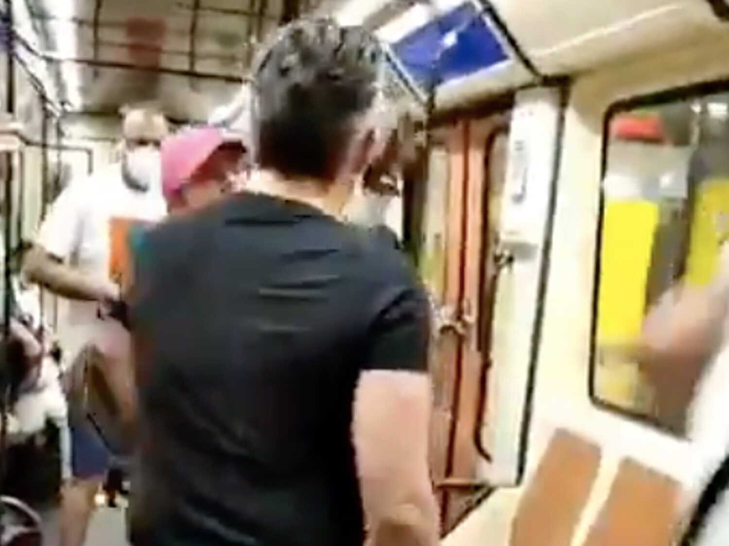 Brutal agresión en el Metro de Madrid a un hombre por pedirle a otro que se pusiera la mascarilla