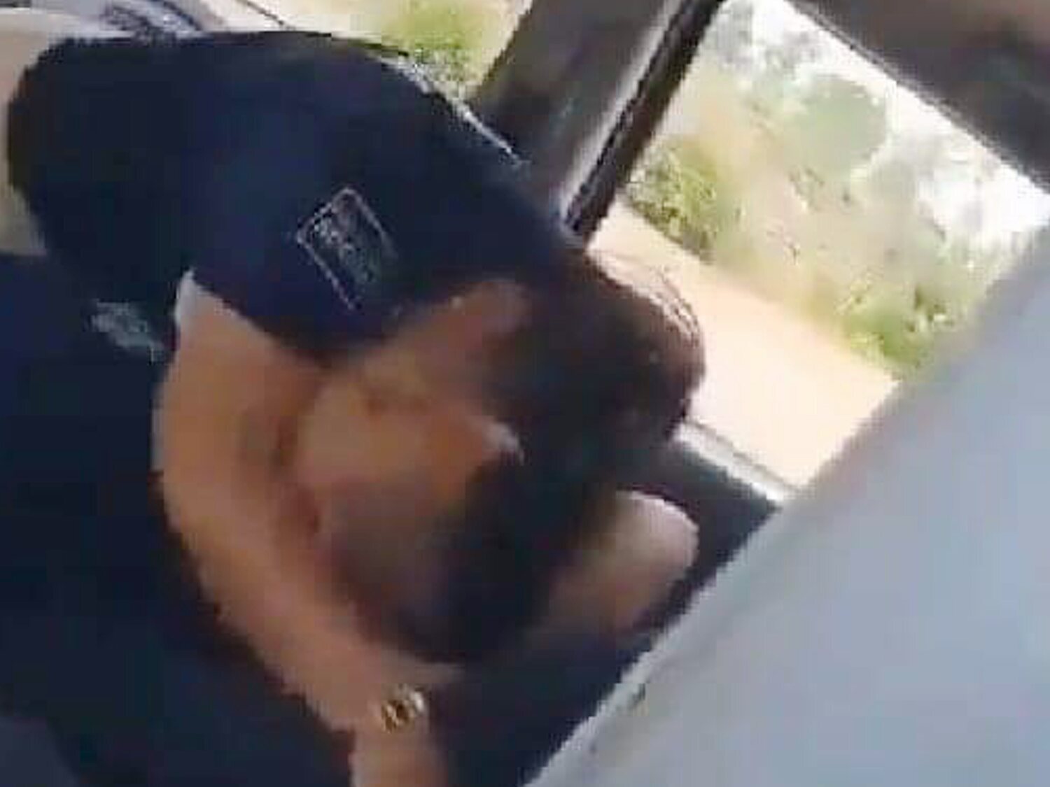 Graban a dos policías de servicio teniendo relaciones sexuales en pleno coche patrulla