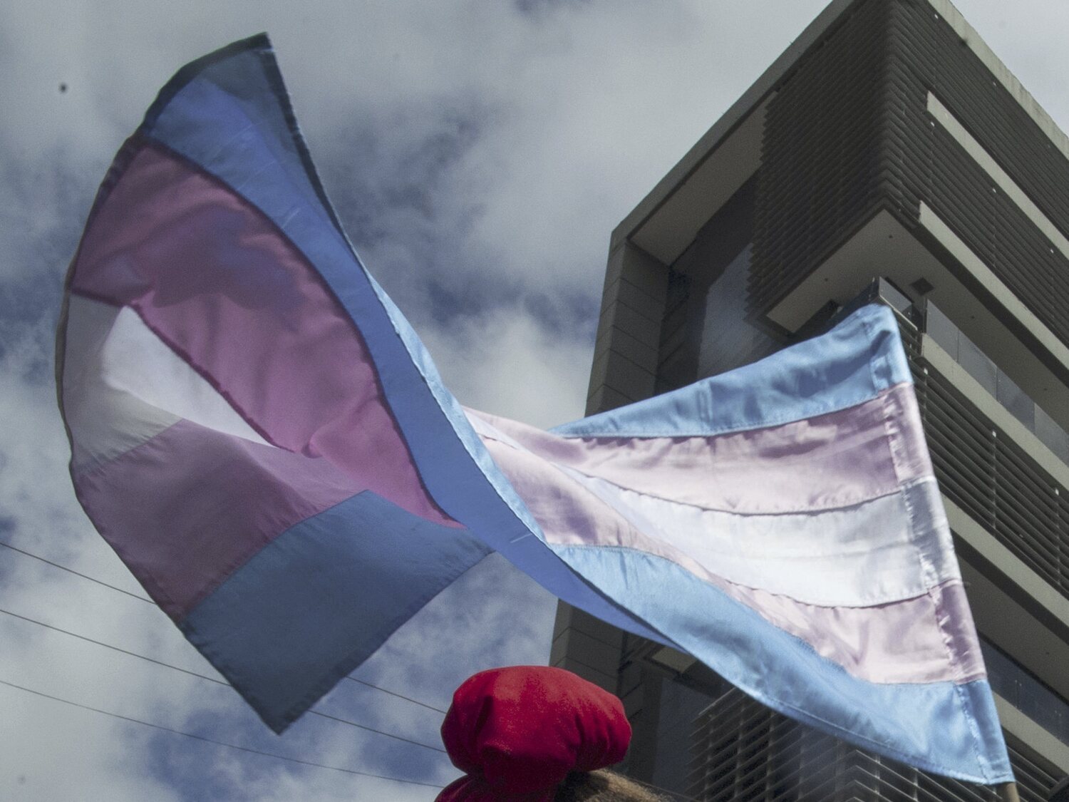 Agresión tránsfoba: propinan tres puñetazos al grito de "maricón de mierda" a una mujer trans de 64 años en Vitoria