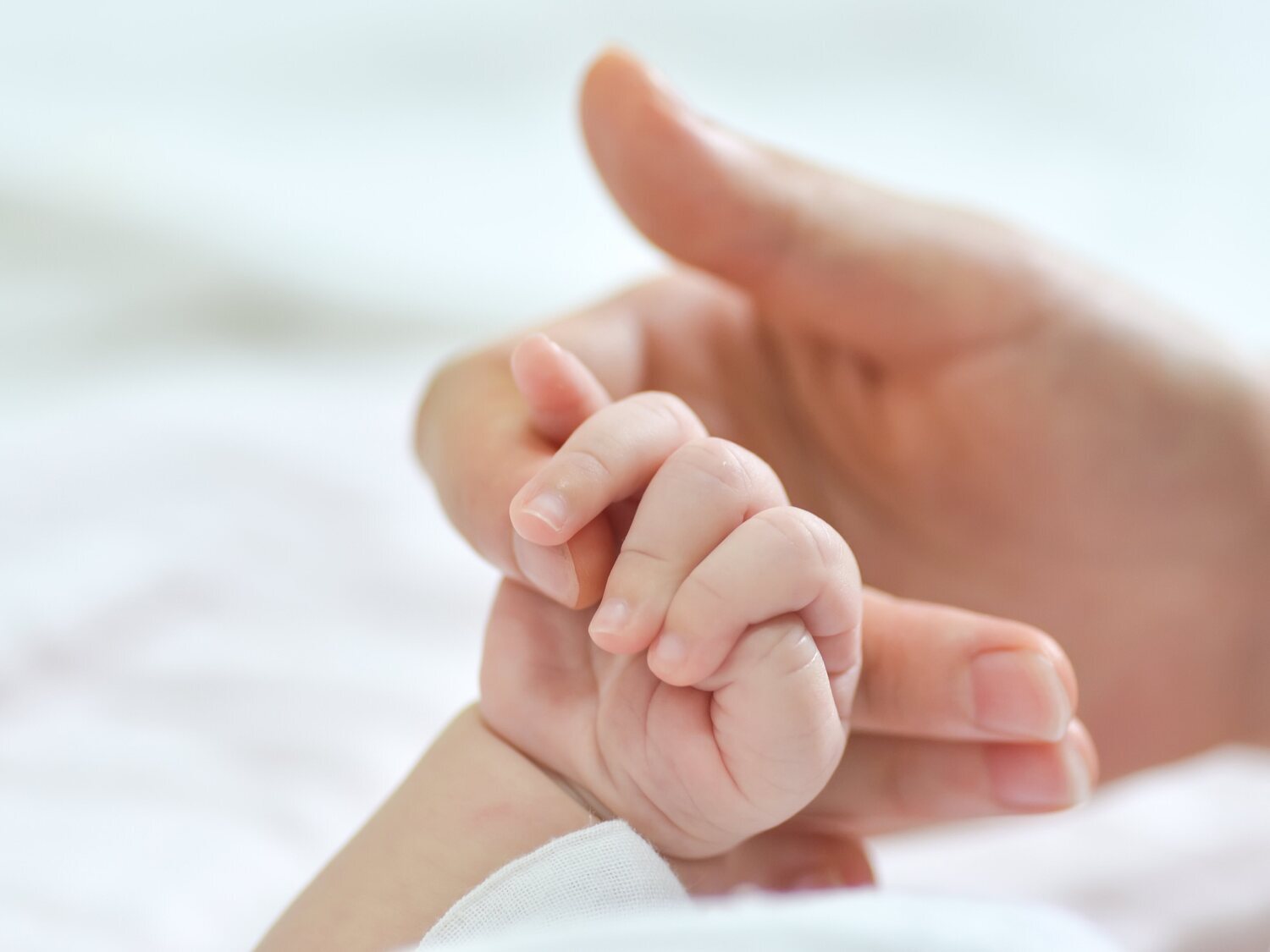 Un juez sentencia que una madre soltera también pueda disfrutar el derecho de paternidad