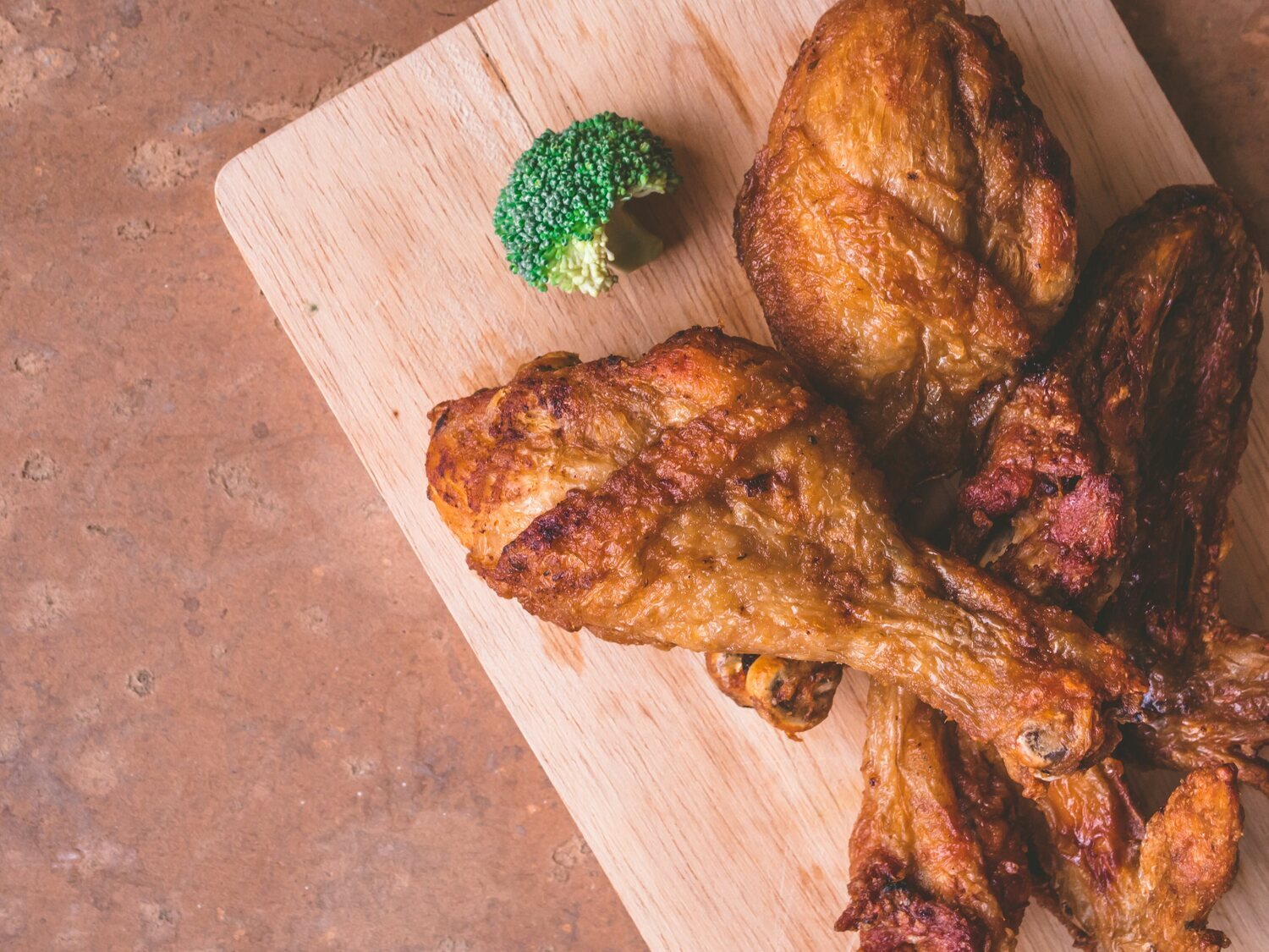 Alerta alimentaria: retiran de la venta estas alitas de pollo del supermercado y piden evitar su consumo