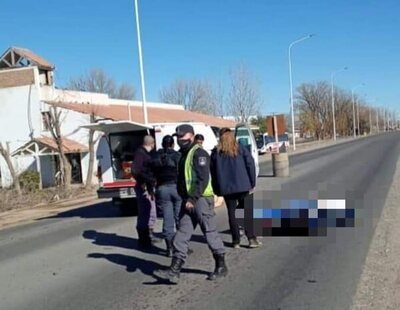 Un ataúd cae a la carretera desde el coche fúnebre, se abre y cae el cuerpo sobre el asfalto