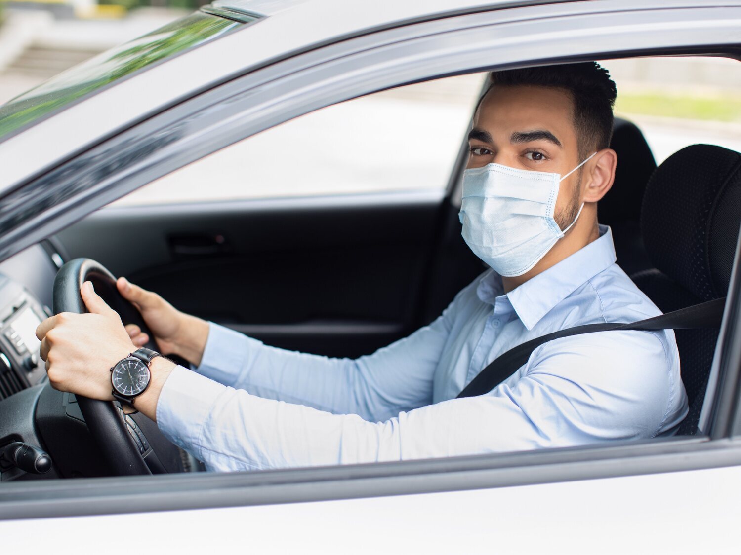 La multa que te pone la DGT si dejas la mascarilla en esta zona del coche