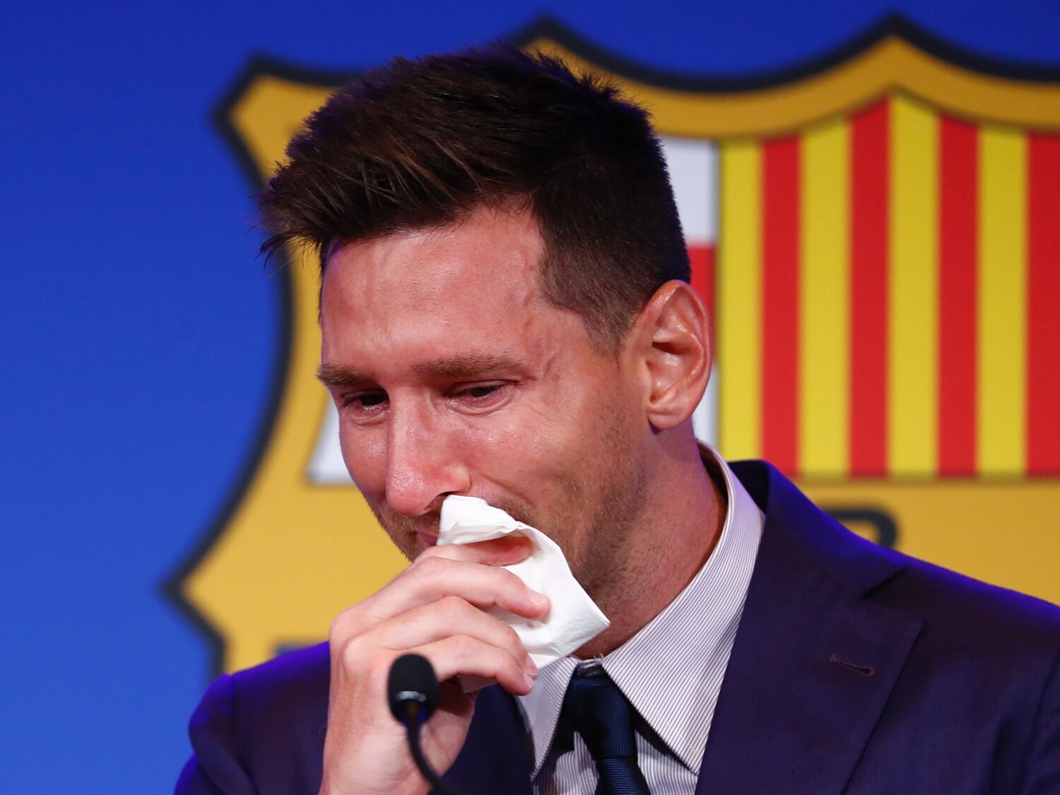 Subastan por un millón de dólares el pañuelo con lágrimas de Messi de su despedida del Barça