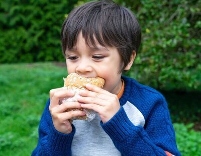 Un niño de 12 años con "fobia al a comida" ha sobrevivido doce años a base de pan blanco y yogures