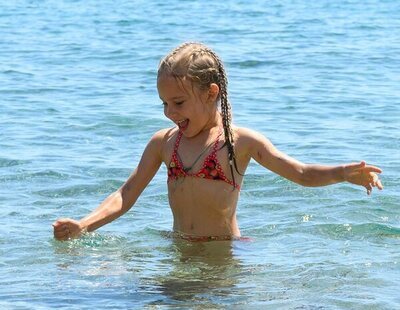 Indignada al ver que el bikini que le han comprado a su hija de 7 años lleva relleno