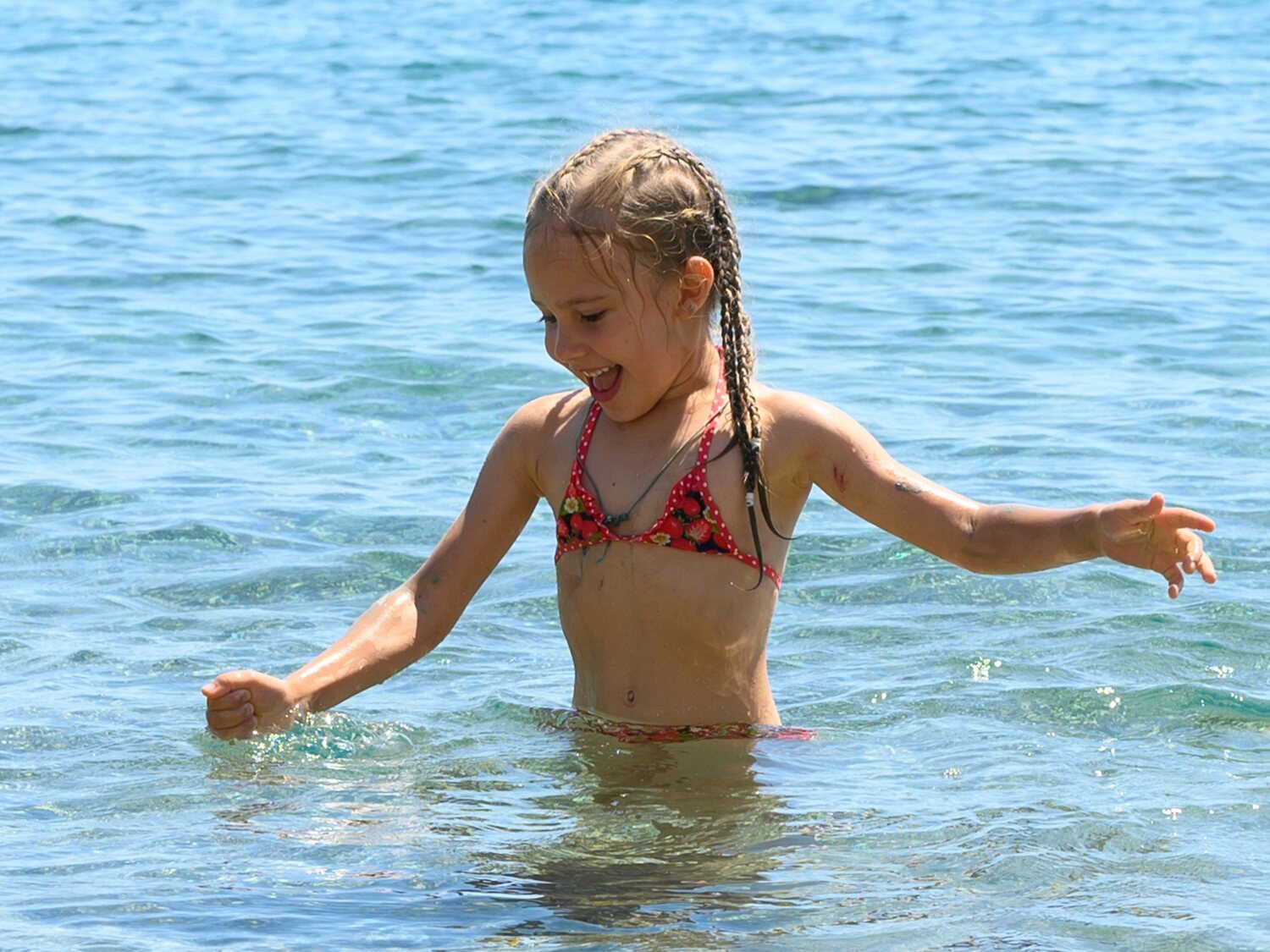 Indignada al ver que el bikini que le han comprado a su hija de 7 años lleva relleno